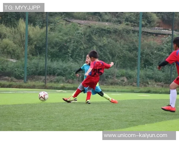 新疆小学生热爱足球运动培养未来足球之星的成长之路